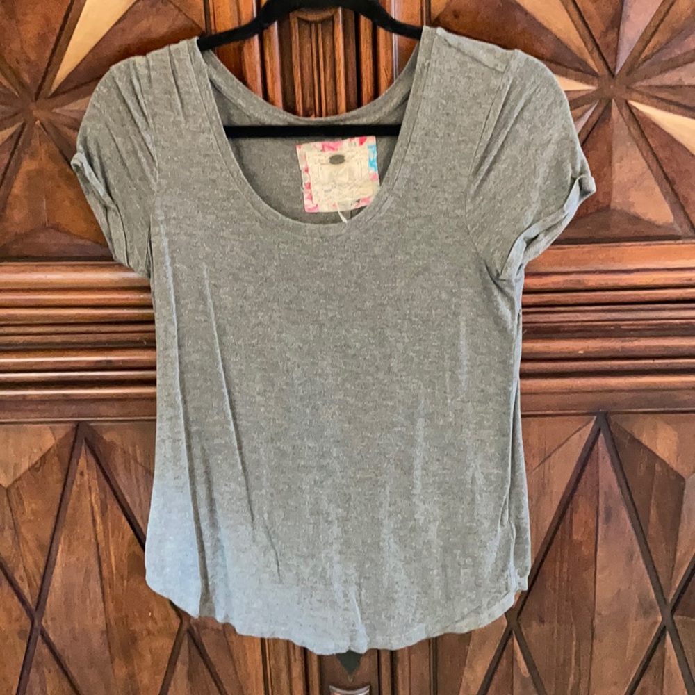 Gray tshirt